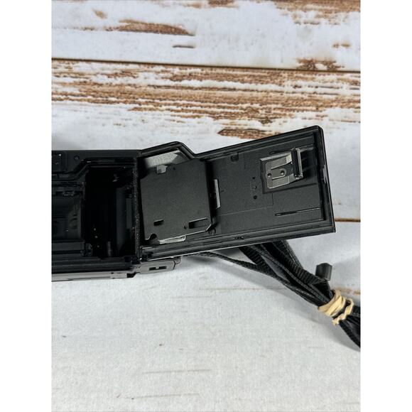 Minolta Freedom 200 AF Point & Shoot 35mm Camera & Strap - Picture 9 of 9